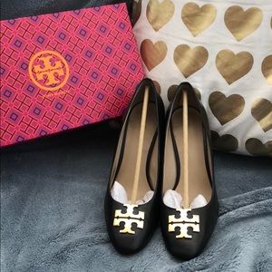 Tory Burch Raleigh 90mm Wedge in Black-Gold